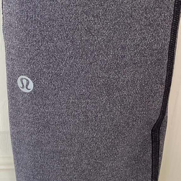Lululemon Speed Up  Luxtreme 7/8 Tight Legging in Heathered Black, Size 6 - Picture 11 of 14